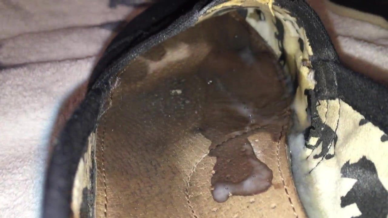 Cumming on well worn shoes with toe prints CUMSHOT.