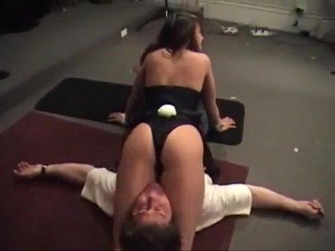 Super strong headscissors by black mistress with strong legs.