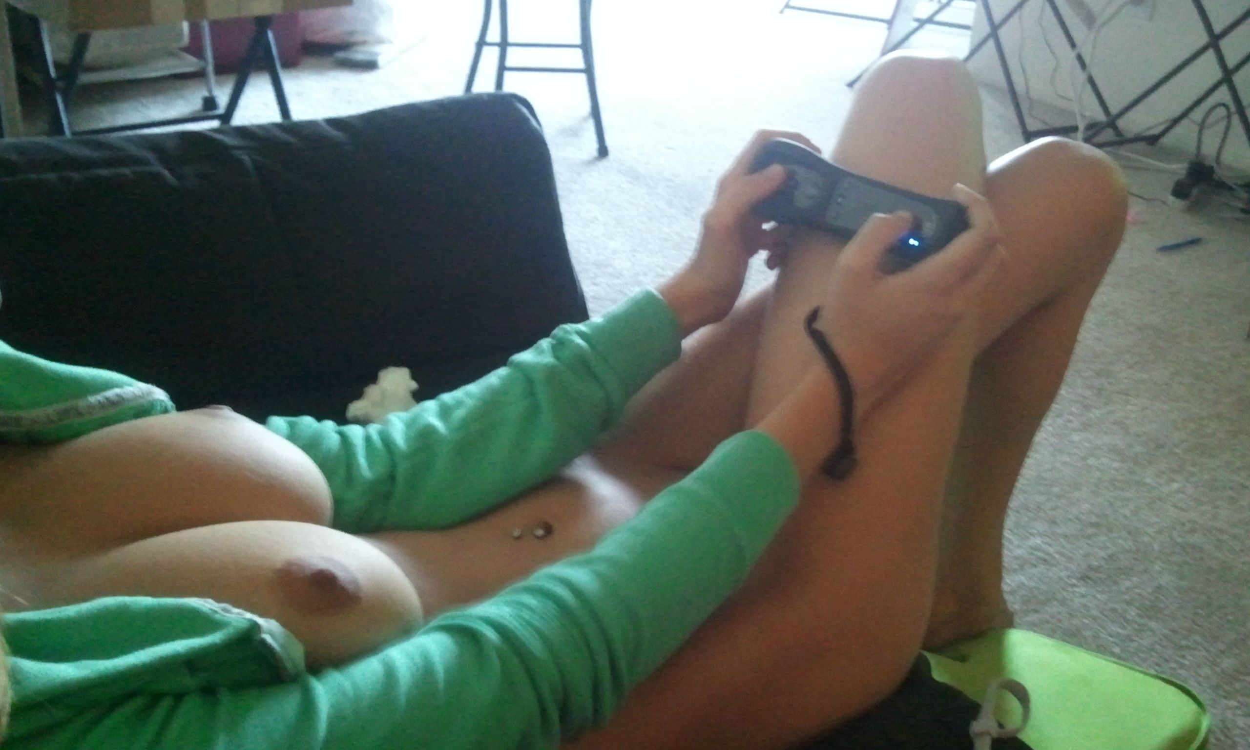 Wizard recommendet naked Chick plays wii