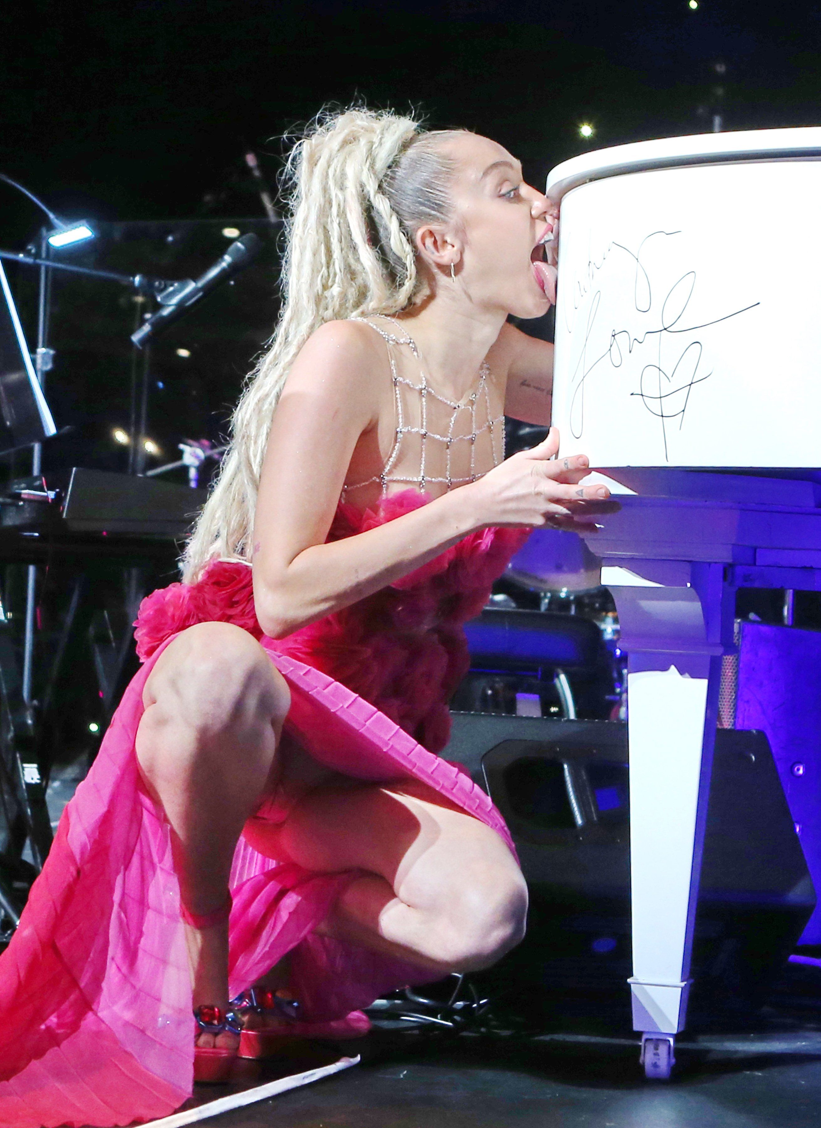 Lolli reccomend Miley cyrus upskirt hilton