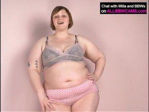 white girl with fat booty twerking in leggings on instagram live.